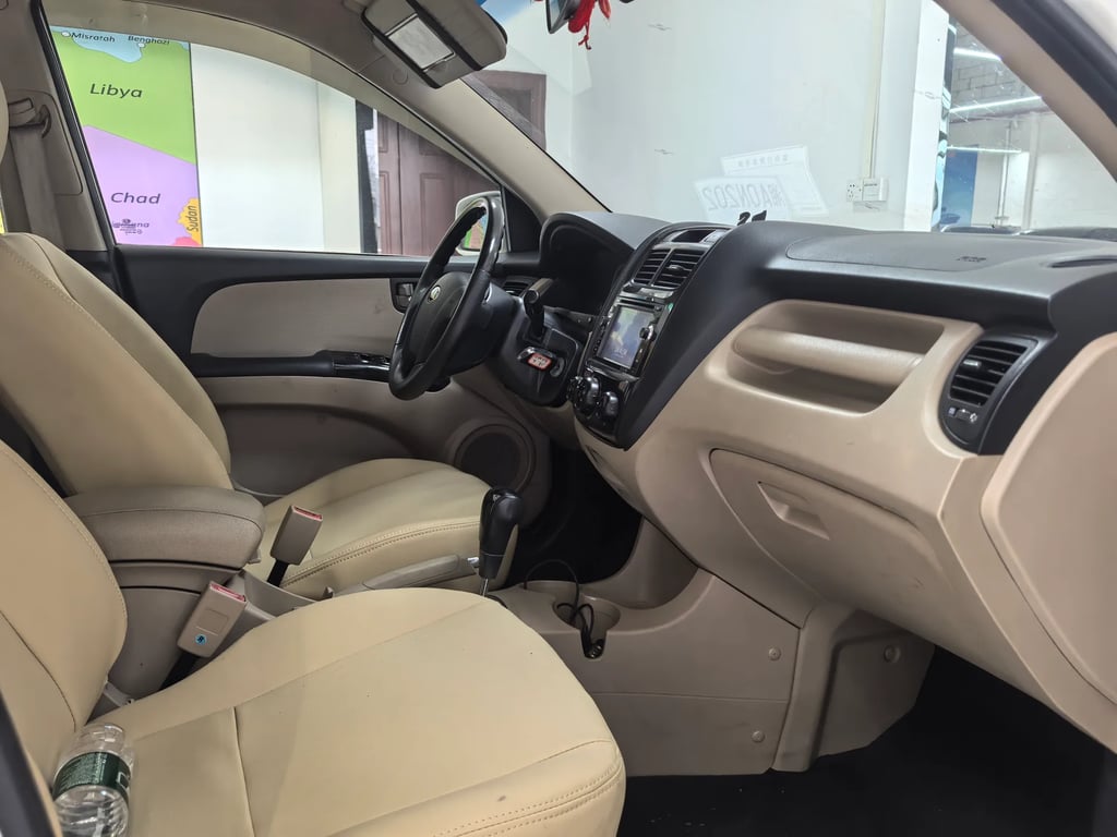 2013 KIA Sportage interior 14