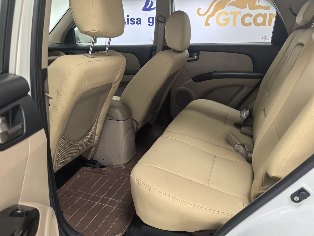 2013 KIA Sportage interior 13