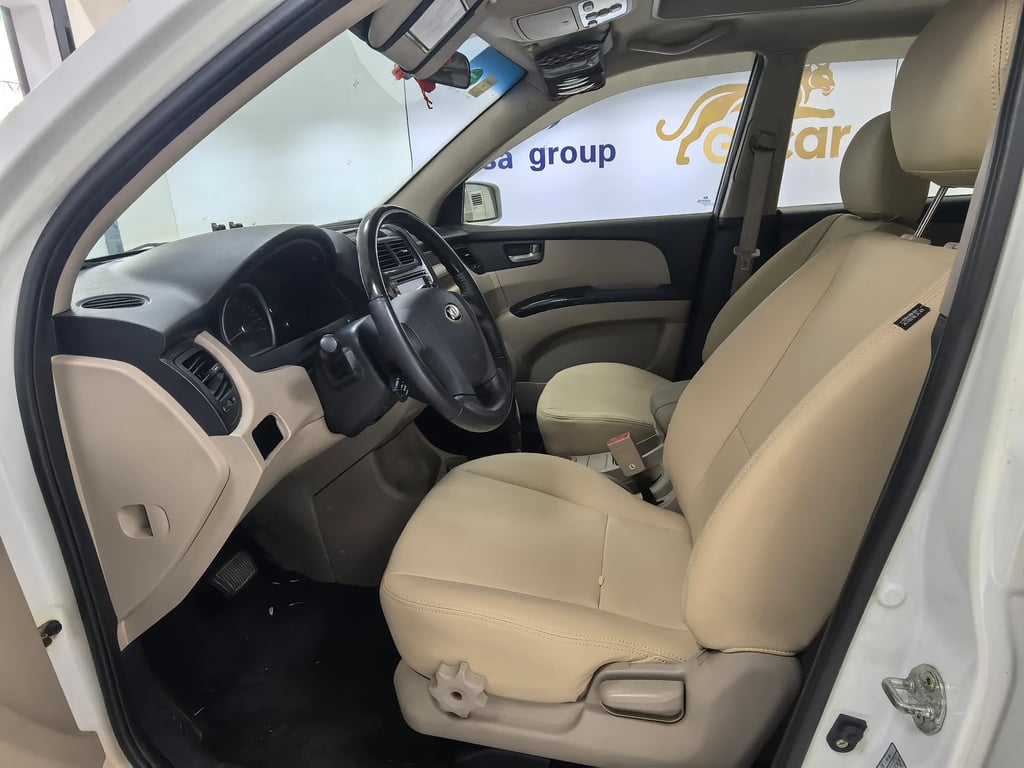 2013 KIA Sportage interior 11