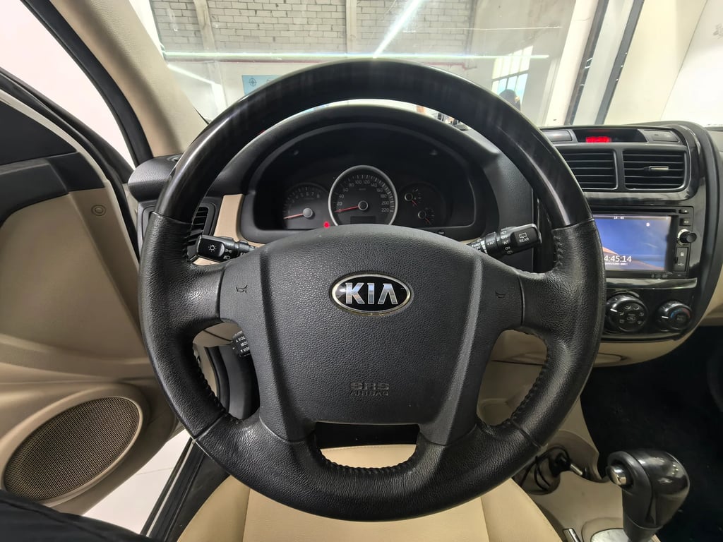 2013 KIA Sportage interior 10